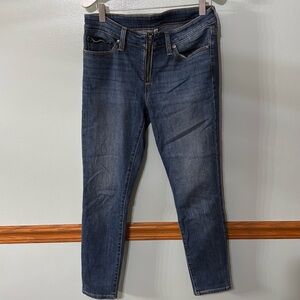 Levi’s cropped pintuck straight jean. Size: 28. Zip up style.